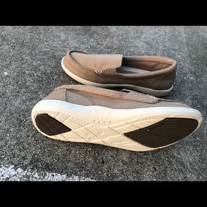 NEW Crocs Cushioned Slip-on Loafers